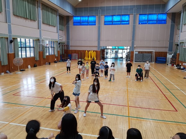 공연 연습 중인 ‘2021 사천학생뮤지컬단’(사진=용산초)