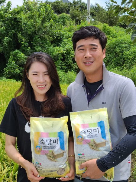 새농민상을 수상한 김정우(36)·김혜리(35) 씨 부부.