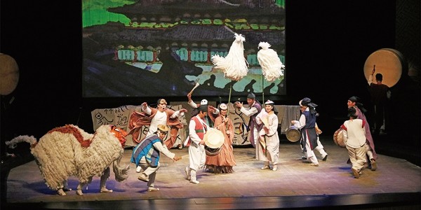 사천시문화예술회관 공연장 상주단체인 극단 장자번덕의 ‘왕, 탈을 쓰다’ 공연 중 한 장면.
