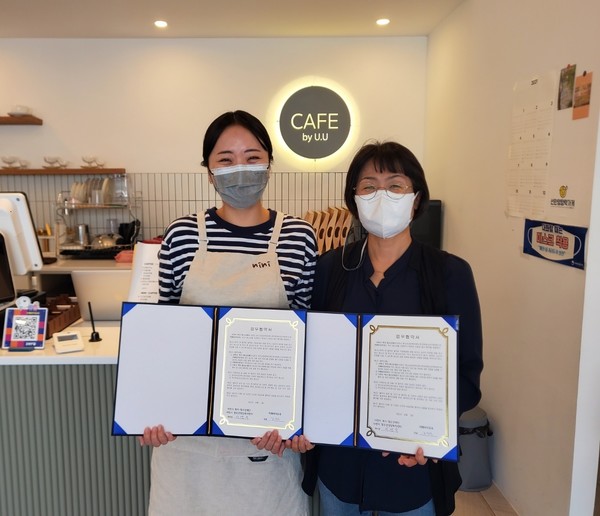 ‘꿈드림’센터와 향촌동에 있는 커피숍 ‘카페바이유유’가 10월 1일 위기 청소년들을 지원하기 위해 업무협약을 맺었다. (사진=사천시)