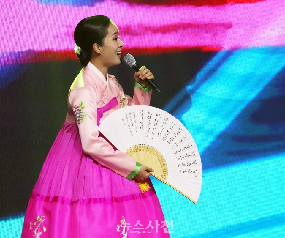 가수 박애리 씨가 아리랑을 부르고 있다. 