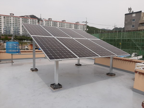 건물 옥상 태양광 발전시설 설치 모습.