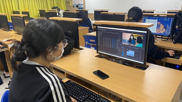 사천여고 동아리 ‘열무비빔밥’ 학생들이 영상 편집을 하는 모습.