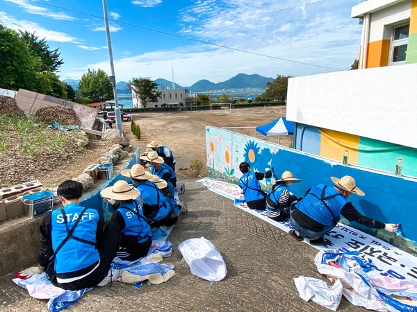 천시지역사회보장협의체와 사천시자원봉사센터가 10월 15일부터 23일까지 신수도를 찾아 봉사활동을 펼쳤다. (사진=사천시)