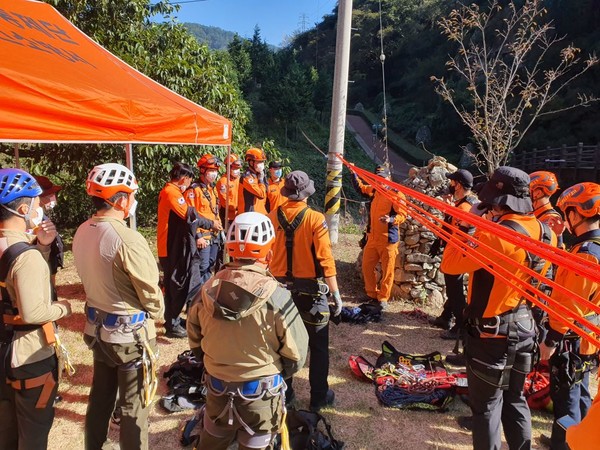  사천소방서와 한려해상국립공원사무소가 10월 25일 와룡산 일원에서 가을철 산악사고에 대비한 합동 인명구조훈련을 펼쳤다.(사진=사천소방서)