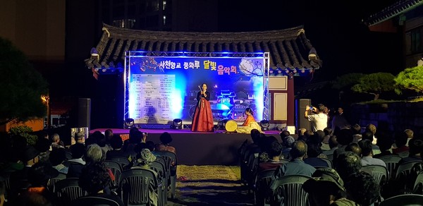사천향교가 11월 9일 '풍화루 음악회'를 개최한다. 사진은 2019년도 음악회.