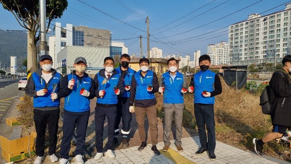 사천시 지역사회봉사단체 삼벌회가 11월 5일 가로수변에 꽃잔디를 심었다.