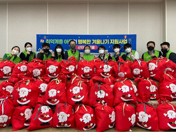 한국토지주택공사 도시재생주택처 임직원 봉사단이 11월 16일 취약계층 100가구의 아이들에게 선물 꾸러미를 전달했다.