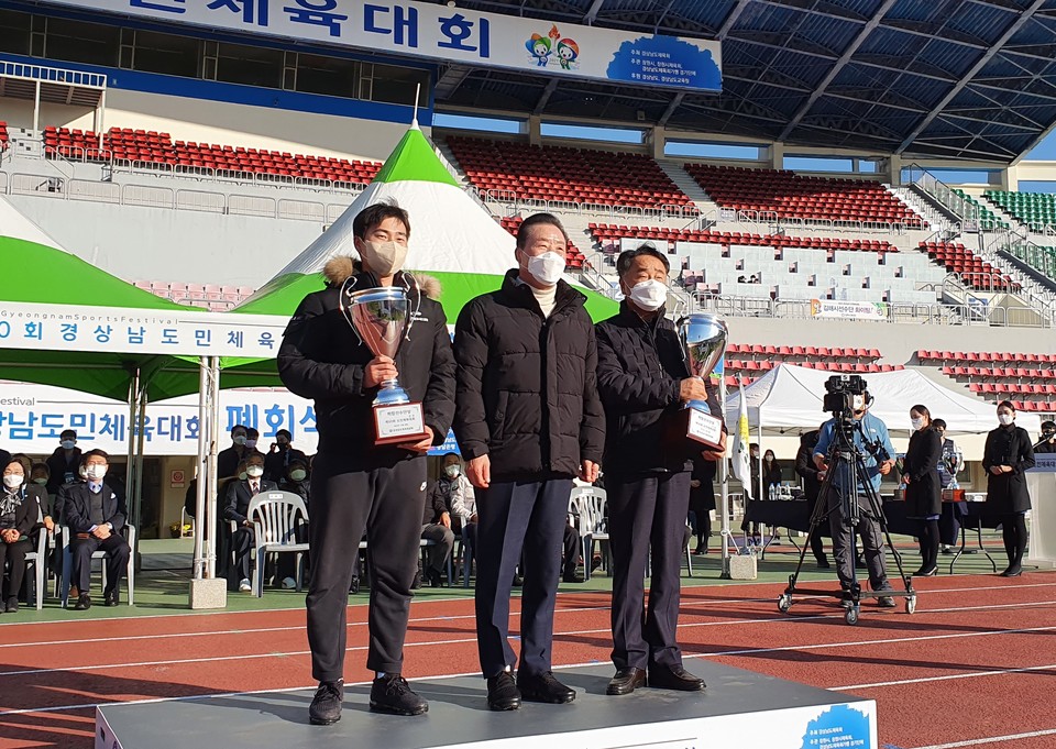 경남도민체육대회에서 사천시 선수단이 화합상을 받았다.