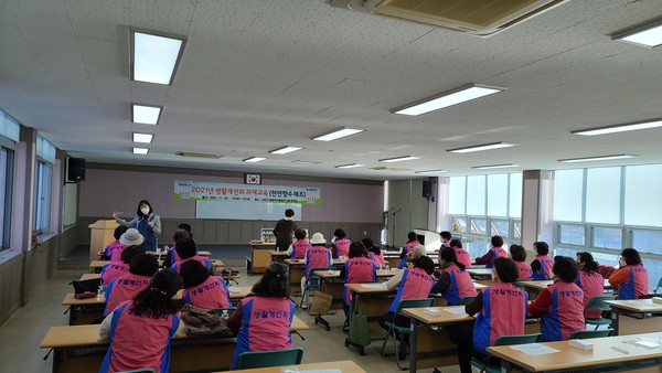 사천시가 11월 29일 한국생활개선사천시연합회원을 대상으로 천연향수 만들기 프로그램을 진행했다.