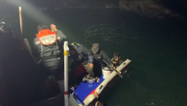 통영해양경찰서가 4일 사천시 진널방파제 인근 갯바위에서 낚시를 하다 고립된 낚시객 5명을 구조했다.