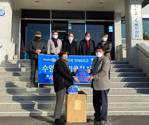 수양로타리클럽이 12월 22일  사천읍과 축동·곤양·곤명·서포면 행정복지센터를 방문해 홀로 사는 어르신들을 위한 내복을 전달했다.