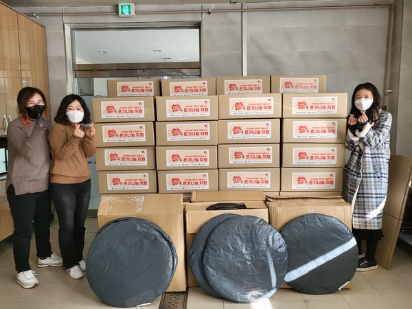 한국항공우주산업㈜(이하 KAI) 나눔봉사단이 12월 23일 사천시자원봉사센터에 관내 취약계층을 위한 ‘방한용품 꾸러미’를 전달했다.