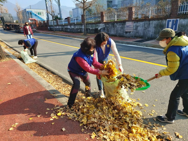남양동바르게살기위원회가 12월 24일 송포농공단지 도로변 가로수길을 정비했다.