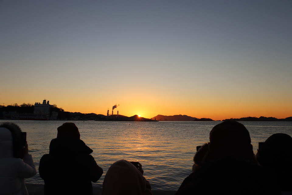 1월 1일 아침 대방항 방파제에서 바라본 2022년 첫 해돋이.