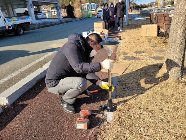 선구동 주민자치위원회가 지난 12월 30일 삼천포천 산책로에 태양광 조명등을 설치했다.