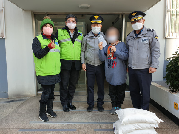 사천경찰서와 생활안전협의회가 13일 어려운 이웃 4세대를 방문해 희망나눔 위문 봉사활동을 펼쳤다.