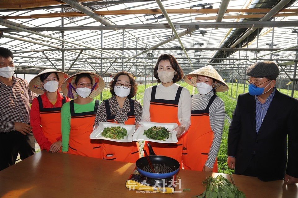 사천아열대채소농장에서 다문화가정주부들과 사진 촬영 중인 김혜경 여사.