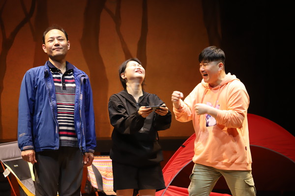 경남 연극인들의 축제 제40회 경남연극제에 사천의 대표 극단 장자번덕은 을 함안문화원 무대에 올린다.