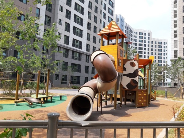 사천시가 어린이들의 안전한 놀이환경 조성을 위해 아파트 단지 어린이놀이시설에 대한 안전점검을 실시한다.