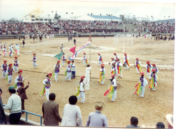 박염 선생은 지역 학교의 농악 보급과 함께 후진 양성에 힘썼다. 1982년 사천군민의 날 용남고등학교 농악부 공연 모습.