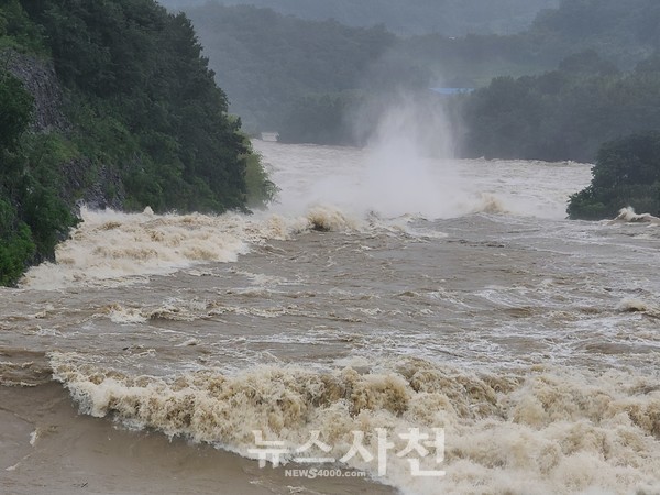 사천만 방면으로 쏟아지고 있는 남강댐 물.(사진=뉴스사천 자료사진)