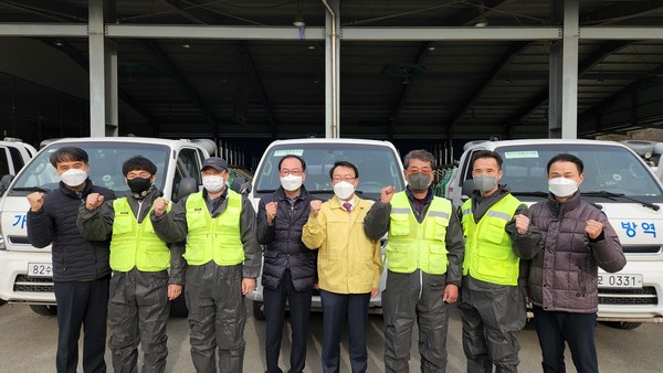 농협 사천시지부(지부장 박종국)가 3월 7일 사천축산농협 공동방제단을 방문해 고병원성 AI(조류인플루엔자) 방역현장을 점검하고, 격려품을 전달했다.