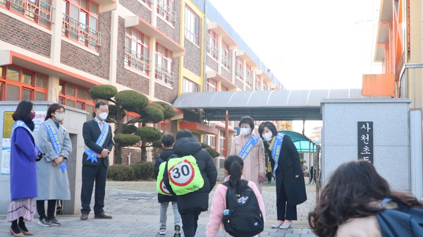 사천교육지원청 김영옥 교육장이 2022학년도를 시작하는 3월 2일, 사천초등학교 앞에서 등교하는 학생들을 따뜻하게 맞이했다. 