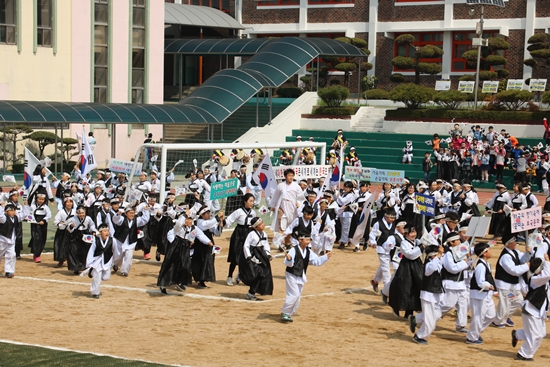 매년 3월 21일에 사천초등학교, 사천읍 일원에서 열리는 기미독립만세 재현행사 모습.(사진=뉴스사천DB)