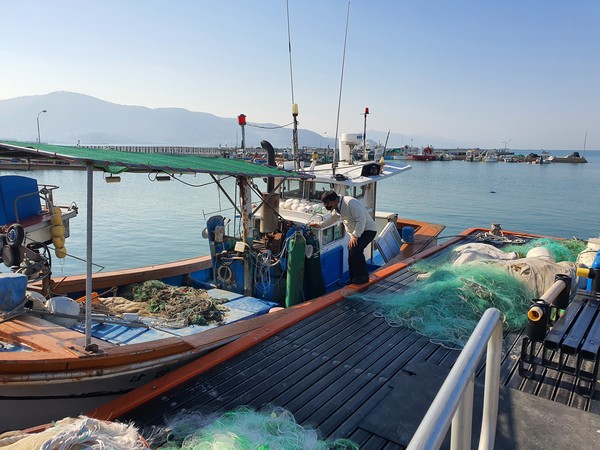 사천시가 해마다 증가하고 있는 어선과 낚시배 안전사고 예방을 위해 해양안전지킴이 사업을 추진한다.