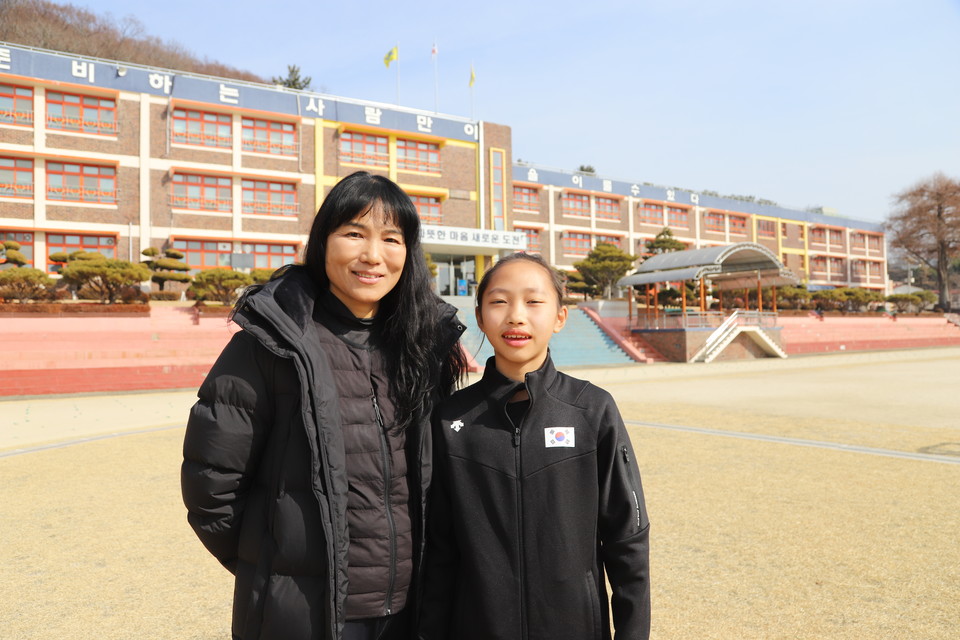 육상 꿈나무인 박민주 학생(사천여중, 오른쪽)과 그의 엄마 같은 스승인 권경숙 코치.