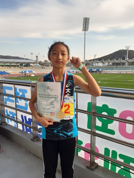 제9회 추계 전국초등학교 육상경기대회 여자 800m 부문에서 우승한 박민주 학생.