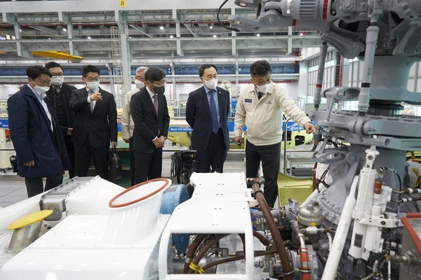 문승욱 산업부 장관(사진 오른쪽에서 두 번째)이 KAI 헬기 최종조립 현장을 시찰하고 있다.(사진=KAI)