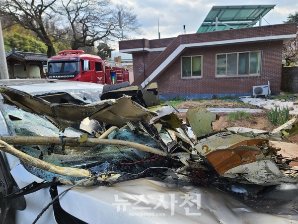 비행기 파편이 주차된 차량에 떨어져 차량이 파손된 모습. 이날 KT-1 기본훈련기 공중 충돌 사고로 교회, 민가 등의 피해가 잇따랐다. (사진=하병주 기자)