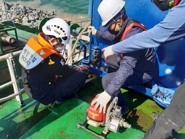 사천해양경찰서가 지난 3일 사천시 서포면 비토섬 인근 남동방 0.5해리 해상에서 침수된 995톤 급 바지선에 출동해 긴급 방제 작업을 진행했다고 밝혔다. (사진=사천해경)