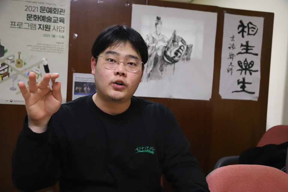 김종필 한국연극협회 사천시지부장은 “장자번덕에서 오래도록 연극 하는 게 꿈”이라고 말한다.