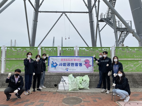 사천시시설관리공단(이사장 박태정)이 3월 21일 삼천포대교공원 일대에서 환경 정화 활동을 펼쳤다.