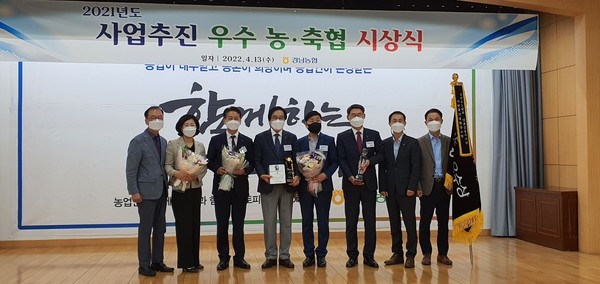 사천축산농협(조합장 진삼성)은 상호금융대상 우수상과 상호금융예수금 3000억 원 달성탑을 수상했다.