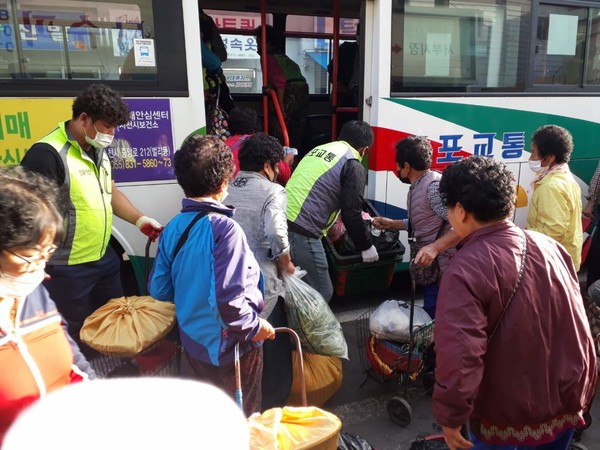 사천시 삼포교통(주) 버스기사들이 시민들의 교통안전을 위해 ‘교통 안전 지킴이’ 봉사활동을 해오고 있다고 밝혔다.
