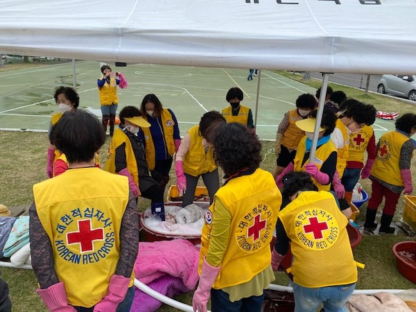 대한적십자사 사천지구협의회(회장 박해숙)가 4월 13일 저소득 취약계층을 위한 이불 세탁 봉사를 진행했다.