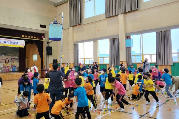 대방초등학교(교장 윤영순)가 5월 4일 어린이날 100주년을 맞아 대방 놀이한마당을 열었다. (사진=대방초)