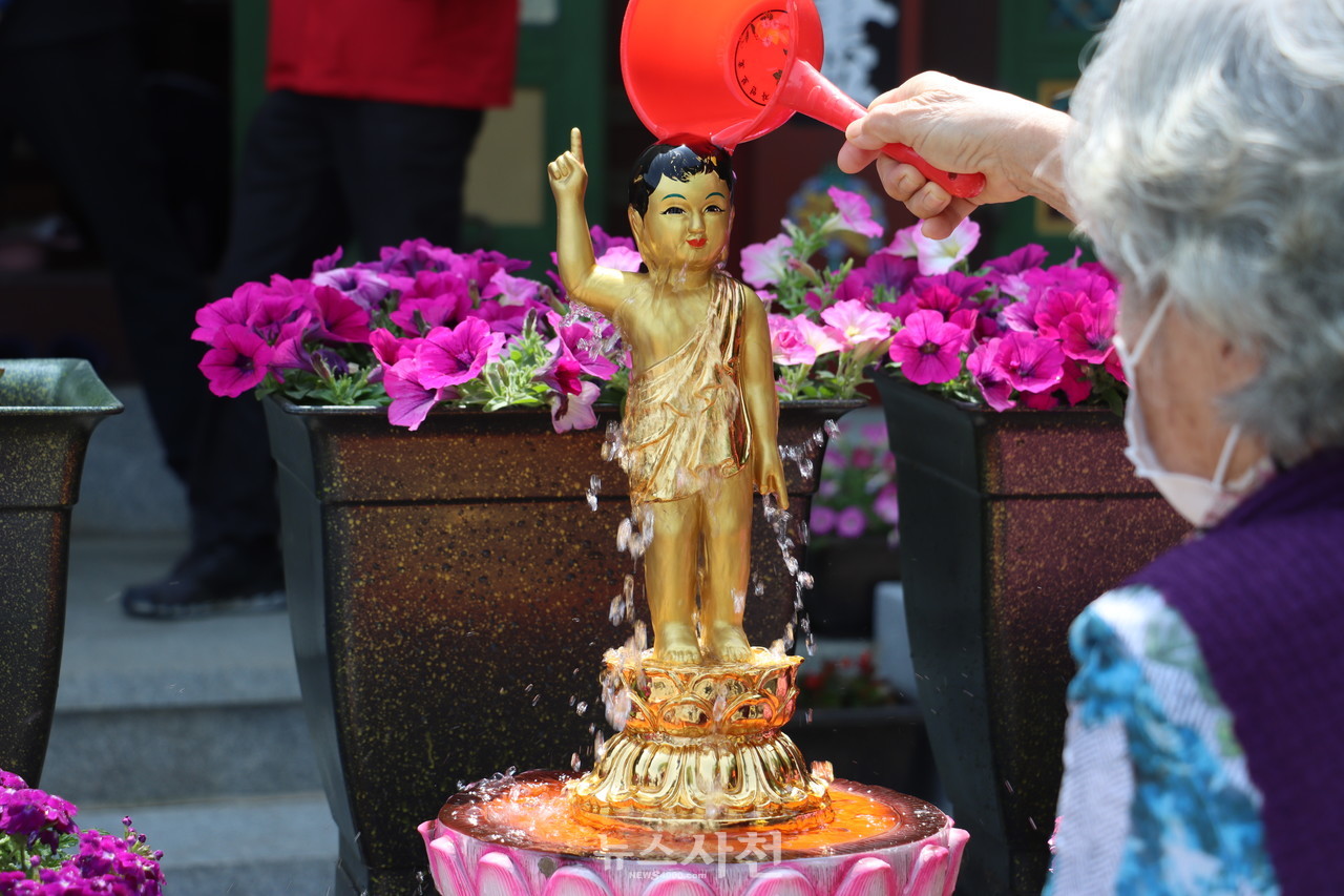 부처님 오신 날이던 지난 5월 8일(불기 2566년) 전국 사찰마다 봉축법요식이 열렸다. 코로나19 감염이 누그러진 탓에 사천지역 사찰과 암자에도 시민들의 발길이 끊이지 않았다. 