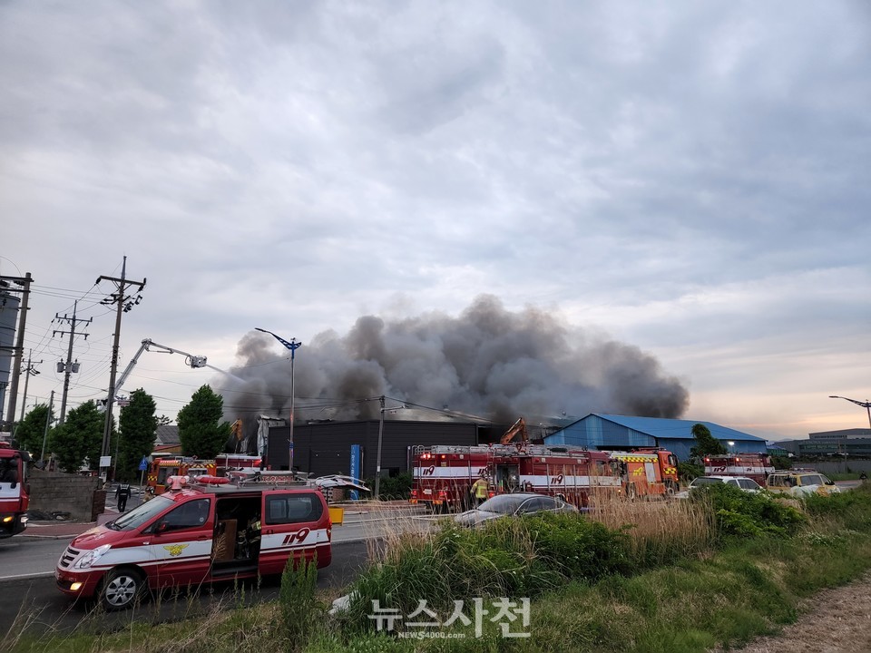 월 10일 오후 6시11분께 사천시 남양동 송포농공단지 내 공장 건물에서 큰불이 났다. 이불은 소방당국의 진화 노력으로 다음 날 새벽 1시 45분께 꺼졌다.