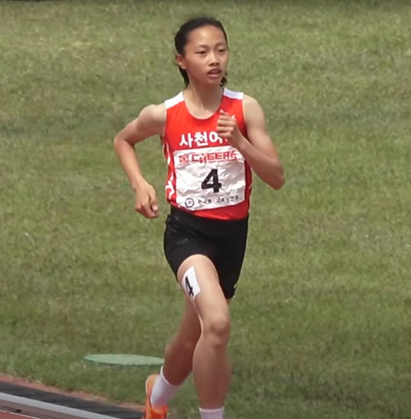 사천여중 박민주 학생이 춘계 중고육상대회 1500m 결승에서 달리고 있다.(사진=전국소년소녀체전TV, 권경숙 육상코치)