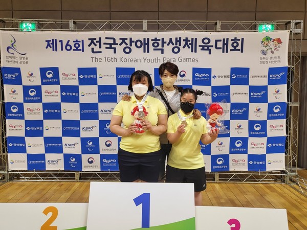 이번 대회에서 박예빈(사천자영고3), 박건하(사천여고3)는 개인 복식에서 은메달을 차지했다.(사진=사천시장애인종합복지관)