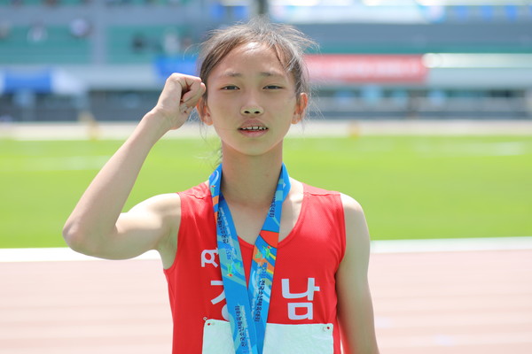박민주 학생은 이번 대회에서도 1위로 결승선을 통과해 금메달을 목에 걸었다.(사진=사천시체육회, 권경숙 육상코치)