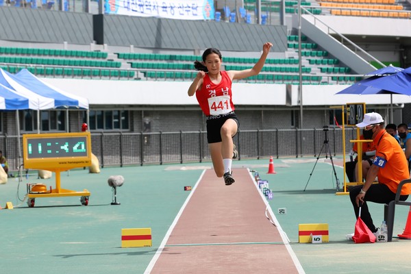 사천여중 2학년 구나영 학생은 여자중등부 세단뛰기에서 11.61m 기록을 세우며 당당히 금메달을 목에 걸었다.(사진=사천시체육회, 권경숙 육상코치)