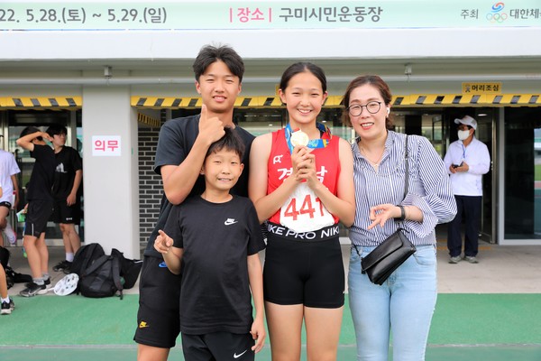 구나영 학생은 “늘 한결같이 응원해주는 가족들도 정말 고맙다”고 말했다.(사진=사천시체육회, 권경숙 육상코치)