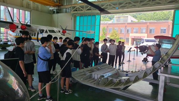 한국폴리텍대학 항공캠퍼스(학장 문병철)가 도내 이공학 계열 진학을 희망하는 학생들을 위한 진로 체험 행사를 진행했다.(사진=한국폴리텍대학 항공캠퍼스)