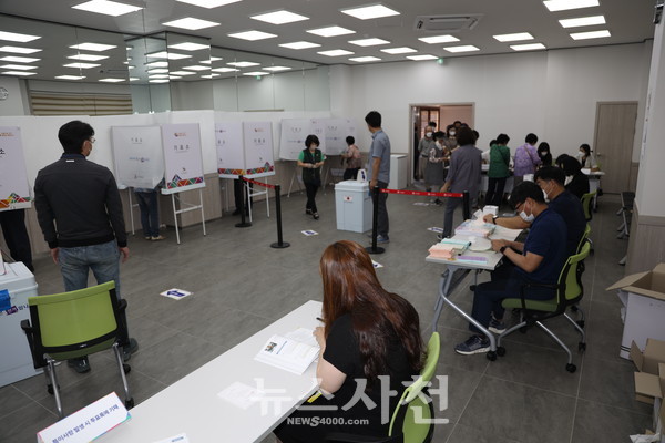 중앙선거관리위원회에 따르면, 6월 1일 오후 6시 기준 사천시 투표율이 58.4%로 집계됐다. 사진은 1일 오전 사천농협 1층에 설치된 사천읍 4투표소 모습.  